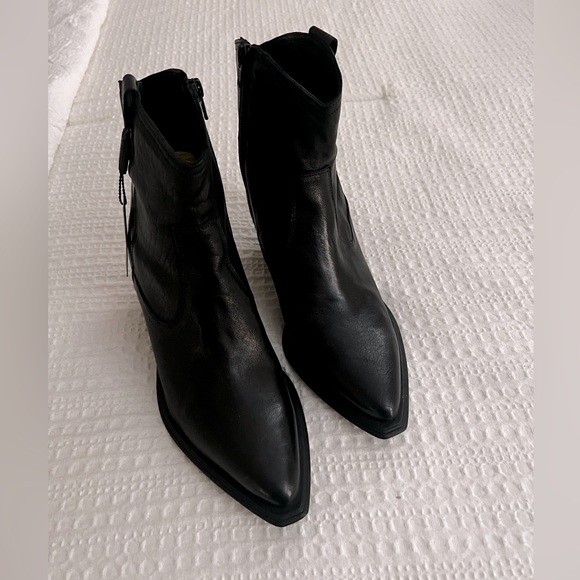 SOLD * Western Boots 🖤 SOLD - Picture 2 of 8